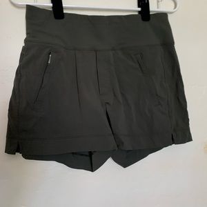 Athleta Mountain Olive Trekkie North Short || 4 || Athleta